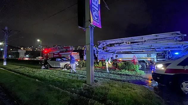 Kayseri'de Kamyonla Çarpışan Otomobil Tramvay Yoluna Girdi: 1 Yaralı