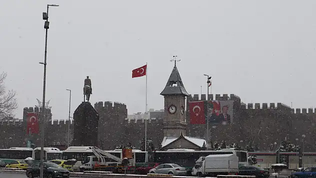 Kayseri'de kar yağışı aralıklı olarak devam ediyor