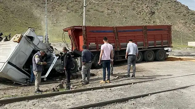 KAYSERİ DE LOKOMOTİF TIRA ÇARPTI