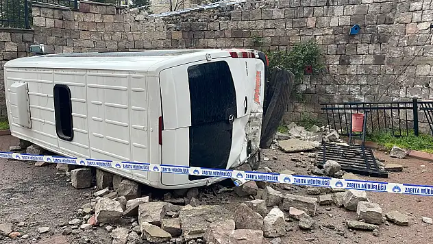 Kayseri'de minibüs 6 metre yükseklikten devrildi: 1 yaralı