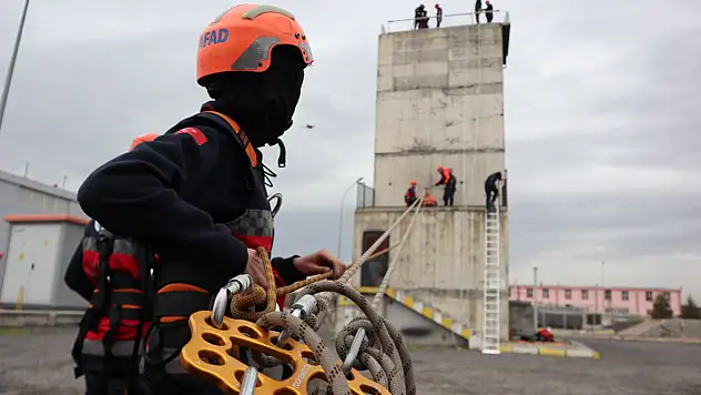 Kayseri'de Öğrencilere Zorlu Kurtarma Eğitimi