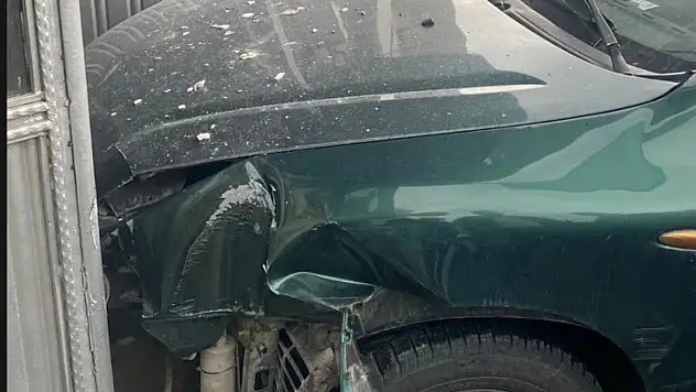 Kayseri'de otomobil iş merkezine girdi