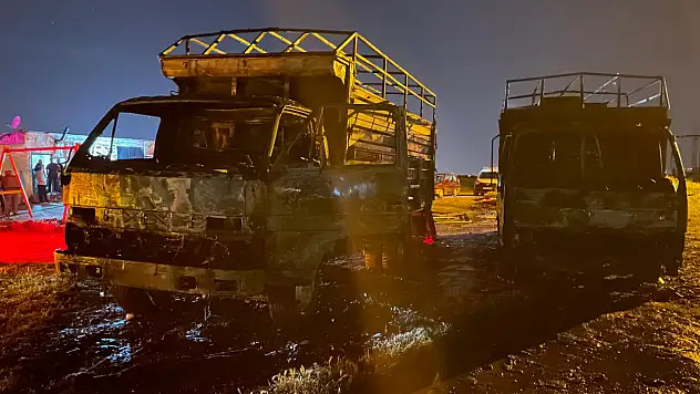 Kayseri'de Park Halindeki 2 Kamyon Alevlere Teslim Oldu