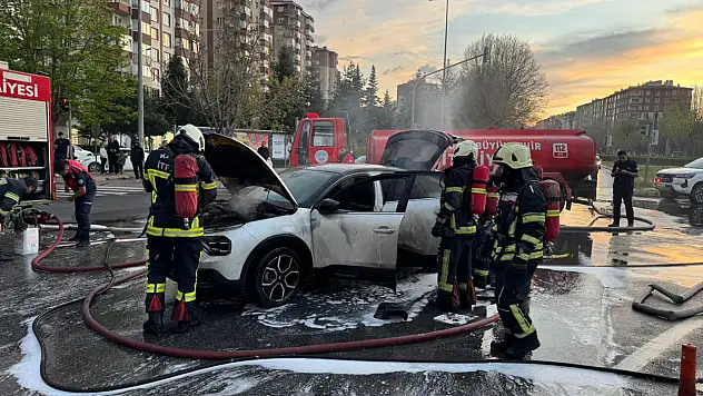 Kayseri'de Seyir Halindeki Elektrikli Otomobil Alev Alev Yandı