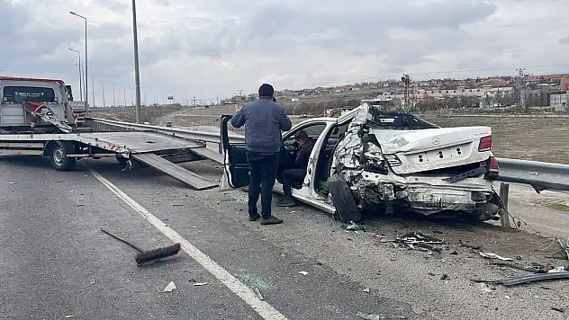 Kayseri'de TIR yol kenarında duran otomobile çarptı: 1 ağır yaralı