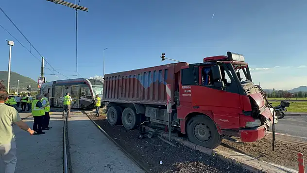 Kayseri'de Tramvay ile Kamyon Çarpıştı: 5 Yaralı