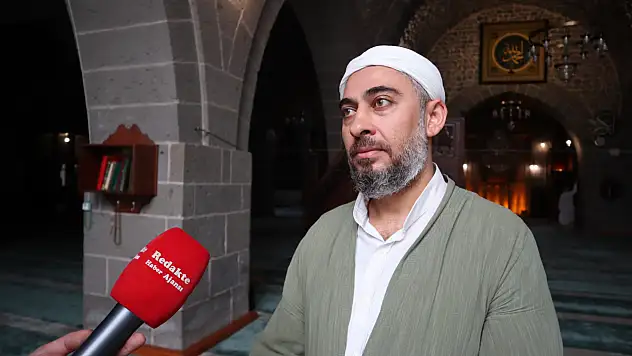 Kayseri'de Vatandaşlar İtikaf İçin Camiye Kapanıyor