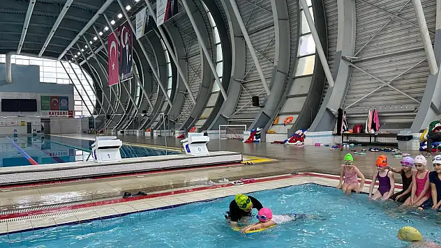Kayseri'de 'Yüzme Bilmeyen Kalmasın' Projesi Sürüyor