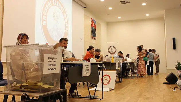 Kayseri Eczacı Odası Başkanı Uğur Nuri Akın, güven tazeledi