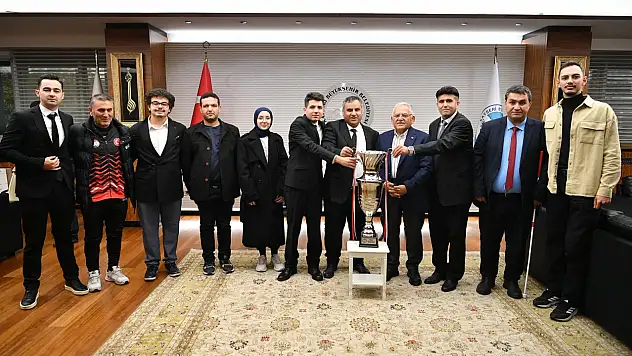 Kayseri Görme Engelliler Kulübü'nden Başkan Büyükkılıç'a Şampiyonluk Ziyareti