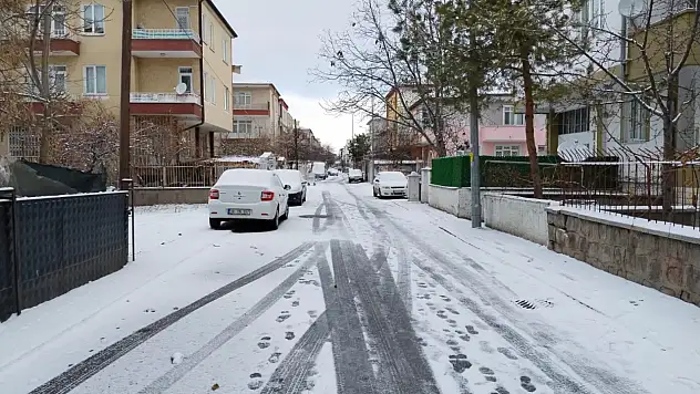 Kayseri güne karla uyandı