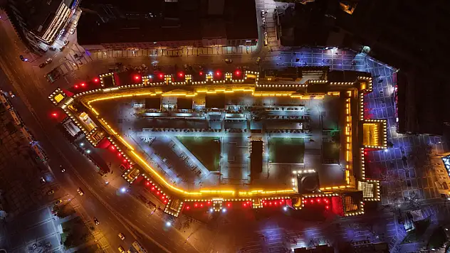 Kayseri Meydanı, otizm farkındalık rengiyle ışıldadı