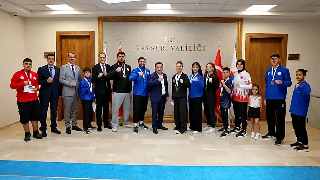 Kayseri'nin wushu şampiyonları Vali Çiçek'le buluştu