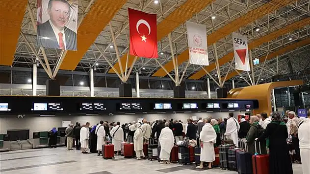 Kayseri'den İlk Hac Kafilesi Dualarla Yola Çıktı