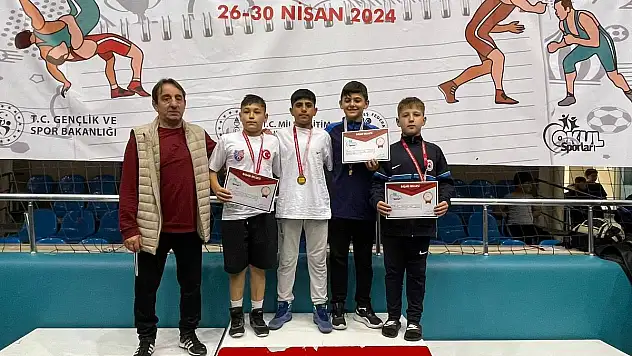 Kayserili güreşçiler takım halinde Türkiye ikincisi oldu