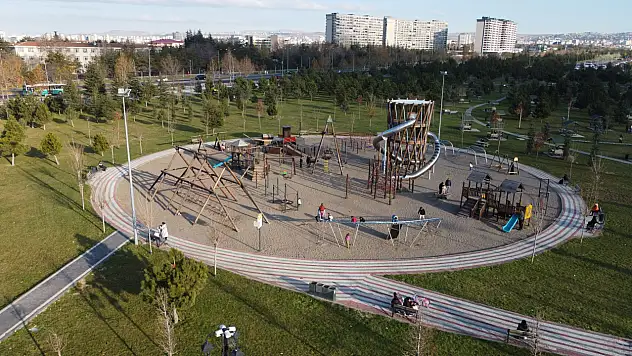 Kayserililer kışın da millet bahçesinde buluşuyor