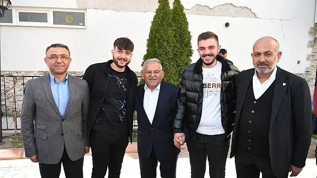 KAYSERİSPOR HEYETİ DEPREMZEDE AİLEYİ ZİYARET ETTİ
