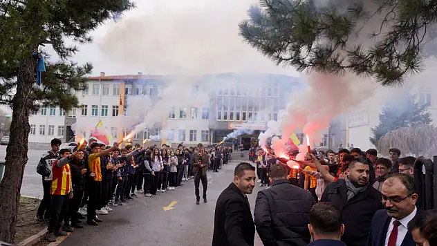 Kayserisporlu futbolcular öğrencilerle buluştu
