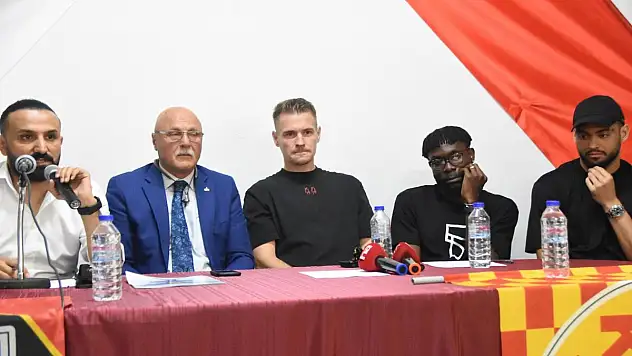 Kayserisporlu futbolcular Pazarören'de öğrencilerle halay çekti