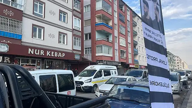 Kendini balkona astı