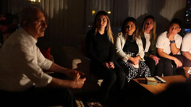 KILIÇDAROĞLU'NA KARANLIKDA ÖĞRENCİLERDEN ZİYARET