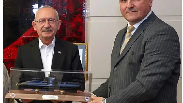 KILIÇDAROĞLU'NA DENİZALTI MAKETİ HEDİYE EDİLDİ