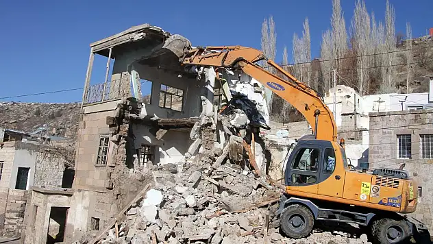 KIRSALDA 29 METRUK BİNA YIKILDI