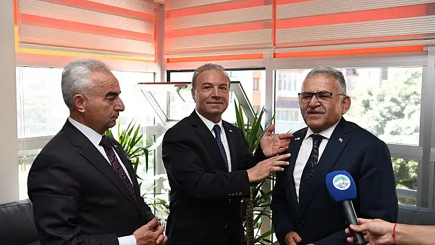KIZILAY GÖNÜLLÜ YELEĞİ GİYDİ, KURBAN BAĞIŞLADI