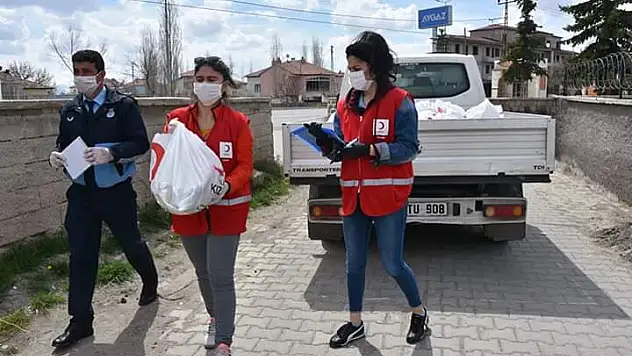 Kızılay yardım kolisi dağıtıyor