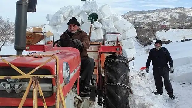 Kızılören'de Kuyulara Traktörle Kar Taşınıyor
