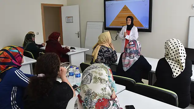 KOCASİNAN AKADEMİ EĞİTİMLE AİLE BAĞLARINI GÜÇLENDİRİYOR