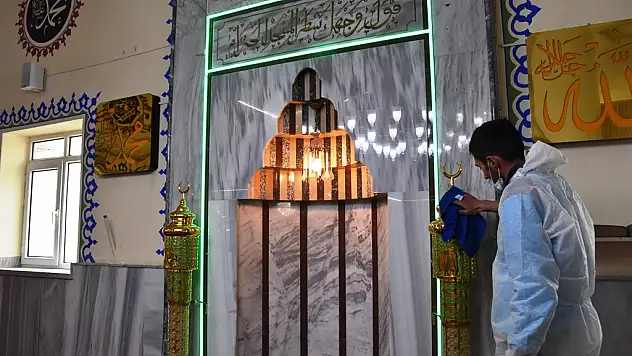 KOCASİNAN'DA CAMİLER, RAMAZAN AYINDA DA GÜL KOKUYOR
