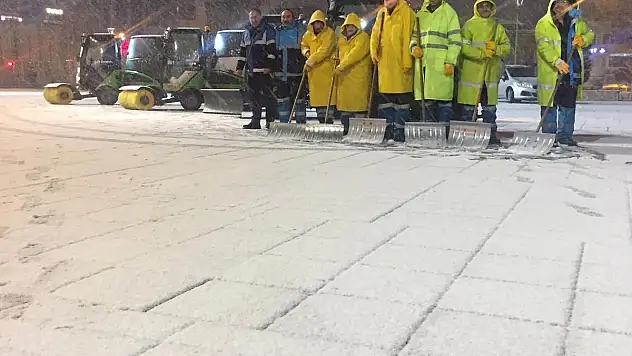 KOCASİNAN'DA KAR MESAİSİ ARALIKSIZ SÜRÜYOR