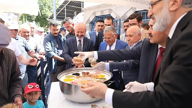 KOCASİNAN'DA VATANDAŞLARA AŞURE İKRAM EDİLDİ