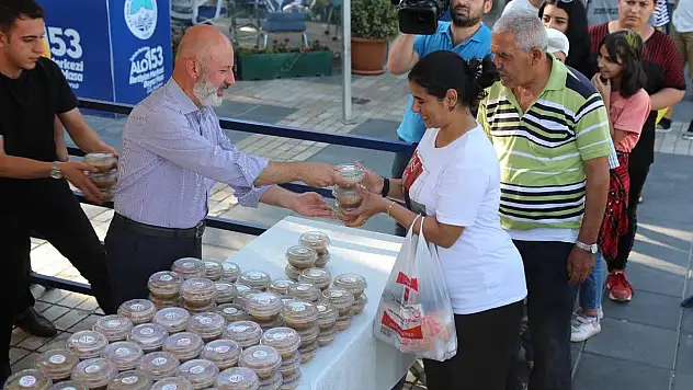 KOCASİNAN'DA VATANDAŞLARA, AŞURE İKRAM EDİLDİ