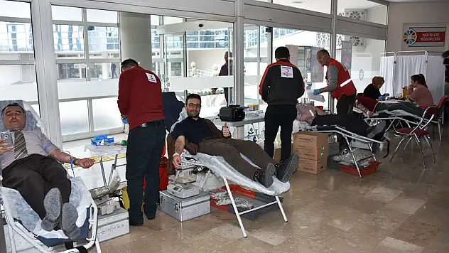 KOCASİNAN PERSONELİNDEN KIZILAY'A KAN BAĞIŞI