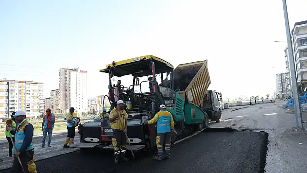 KOCASİNAN'DA SEZONUN İLK ASFALTI DÖKÜLDÜ
