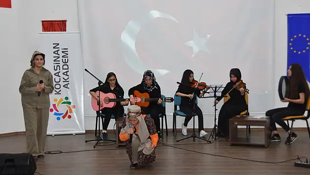 KOCASİNANLI ÇOCUKLAR VATAN VE MİLLET SEVGİSİYLE YARIŞTILAR
