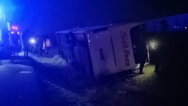 Kongreden dönen Yolcu otobüsü devrildi