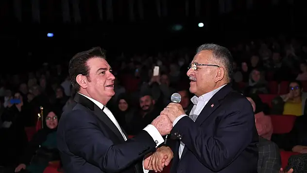 KONSER VE ŞİİR DİNLETİSİNDE ŞARKI SÖYLEDİ