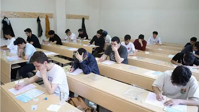 Konya'da öğrenciler YKS provasında ter döktü