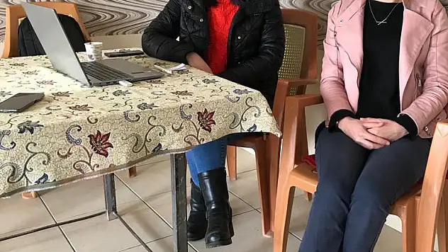 Köye giden sağlık çalışanlarına hastalarından sürpriz