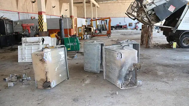 Kozan Belediyesinden Çöp Konteynırlarına Bakım Ve Onarım
