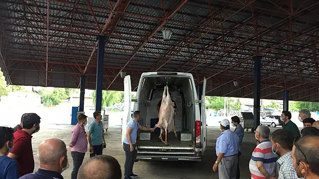 KURBAN KESİMİNİ MELMEK'TE ÖĞRENİYORLAR