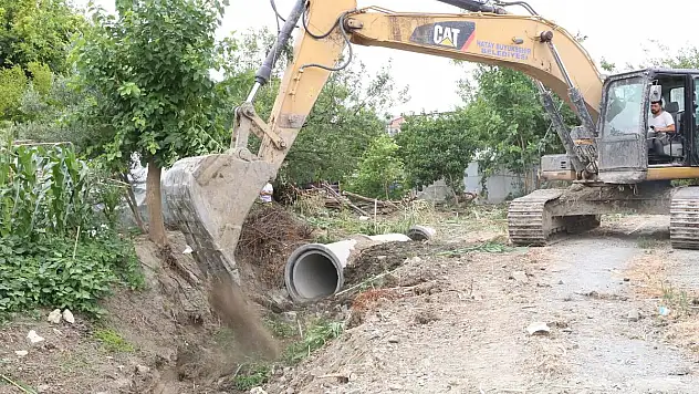 KURTDERESİ'NDE YAĞMUR SUYU KANALI TEMİZLENİYOR