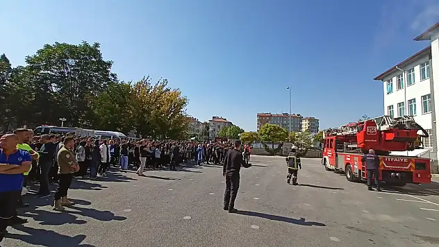 Lisede yapılan deprem tatbikatı gerçeğini aratmadı