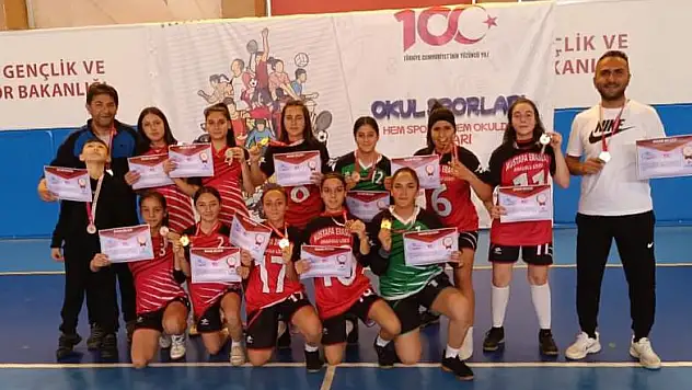 M.Eraslan Anadolu Lisesi futsal takımı Türkiye Yarı Finallerine kaldı