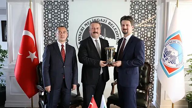 Macaristan'ın Ankara Büyükelçisi Victor Matis'i makamında kabul etti.