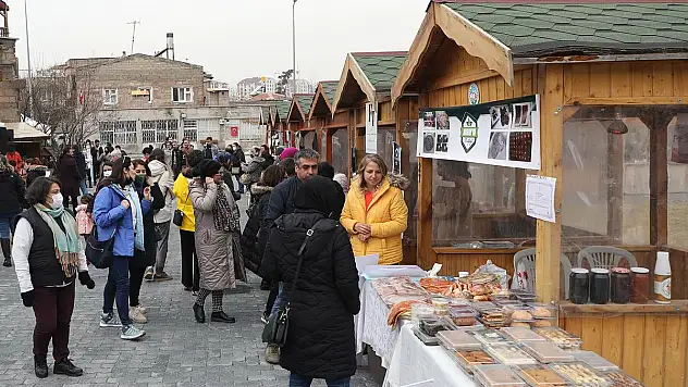 'MAHARETLİ ELLER'DE KADINLAR GÜNÜ COŞKUSU