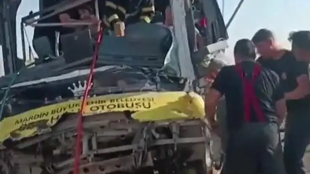 Mardin'de Halk Otobüsü ile Tır çarpıştı: 1 ölü